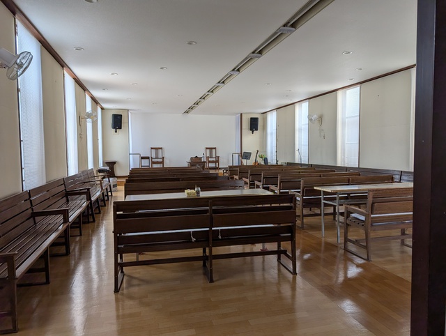 サンディさんの この一枚「両サイドの窓に、有志で縫った手作りのカーテンを付けました♪」