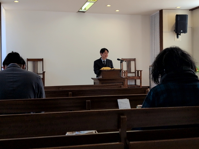 サンディさんの この一枚「温かい日差しの中で持たれた午後礼拝。」