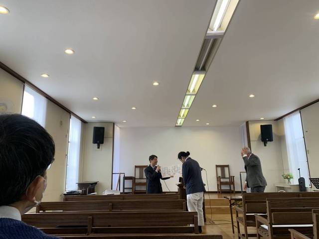 サンディさんの この一枚「新しい道を歩まれる青年の送別会。主が共にいてお支えくださいますように…」