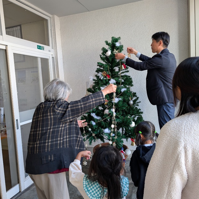 アドベント第1主日礼拝後、日曜学校の子供たちとクリスマスツリーの飾り付け♪