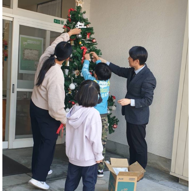 アドベントを迎えました。日曜学校の子供達とクリスマスツリーを飾りました。