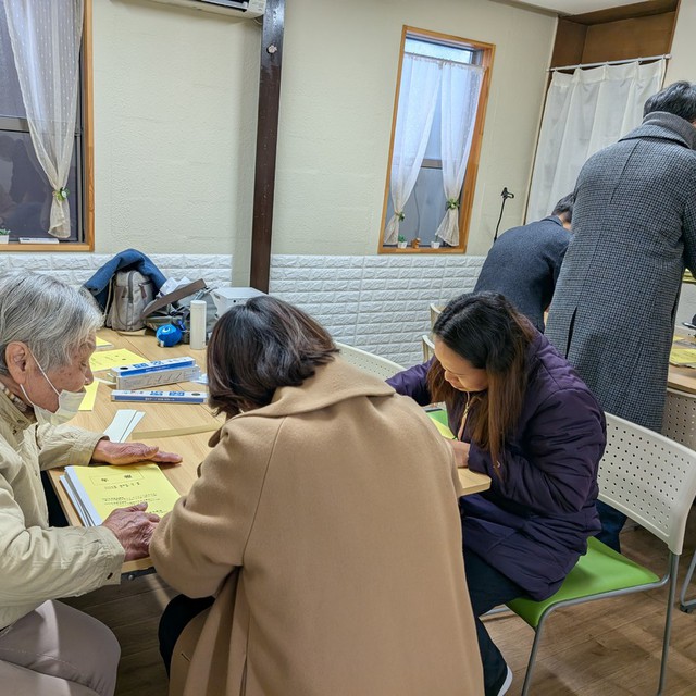 会員総会に向けて年報製本の作業です。